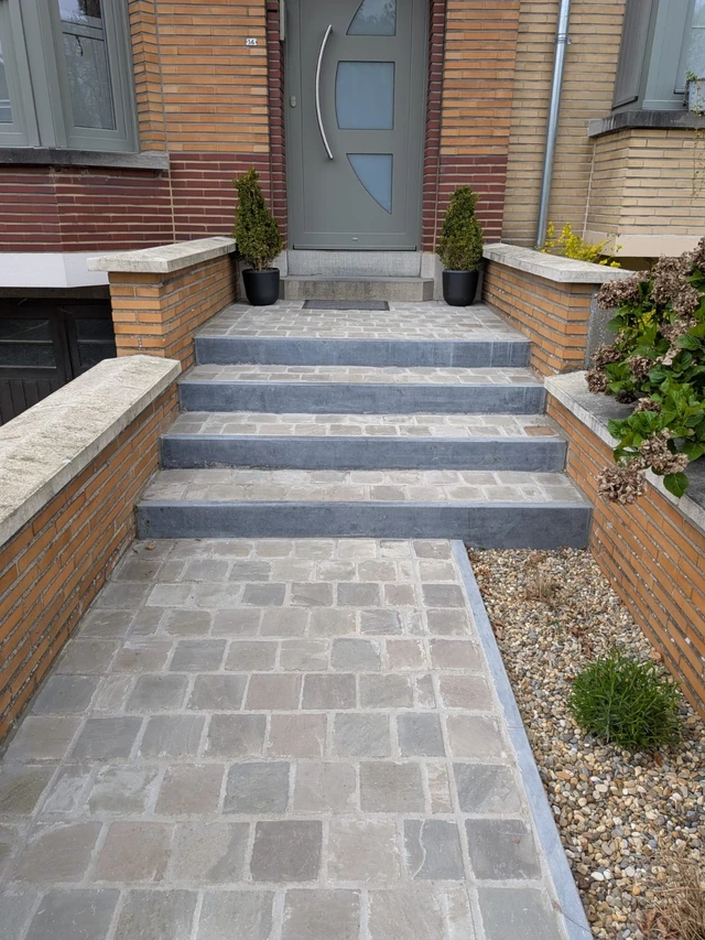 L’allée et l’escalier en Kandla conduisent à la porte d’entrée.
