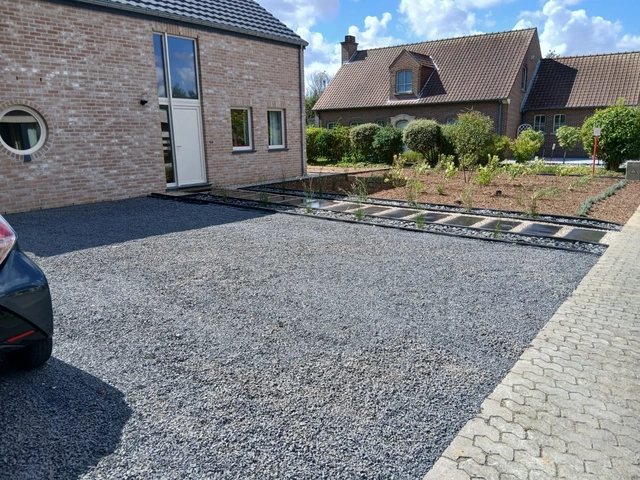 Le parking aménagé en devanture.