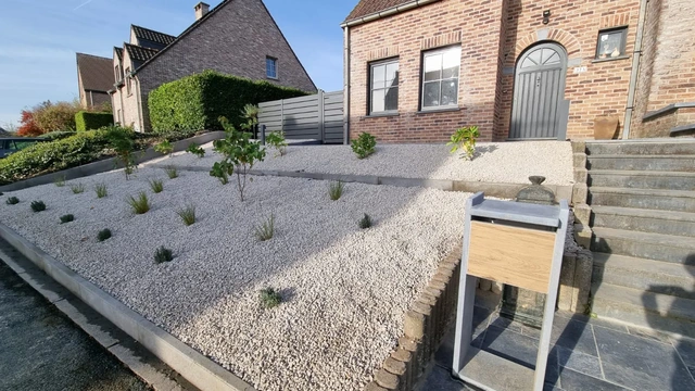 Les deux niveaux de plantation accompagnent l’accès à l’entrée.