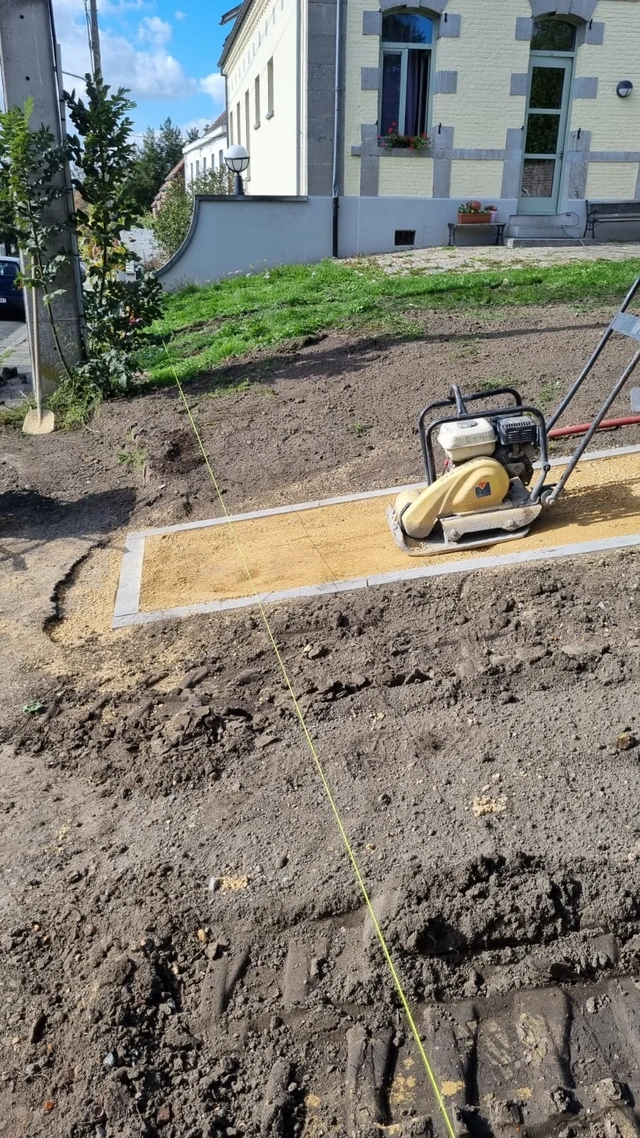 Les travaux de préparation du terrain avant les finitions.