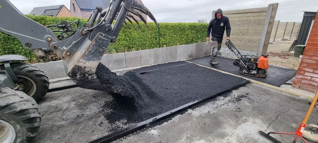 L’approvisionnement et la mise en place de l’enrobé sur le chantier.