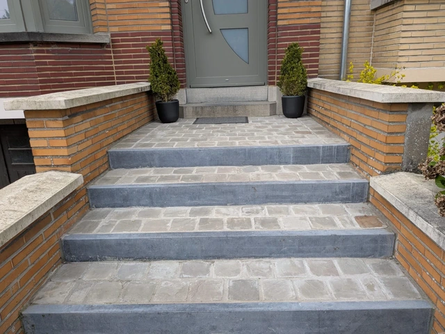 Détail de l’escalier : pavés Kandla et pierre bleue.