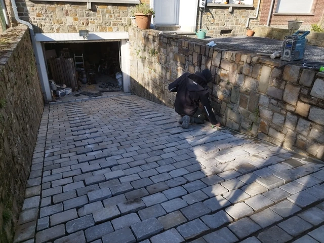 Chaussée de Mons, à Ath, une descente de garage en pavés, avec des pavés surélevés pour favoriser l’accroche.