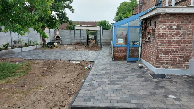 Le pavage en clinkers prend forme avant la pose de la pelouse en rouleau.