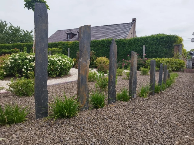 Les barres de schiste rythment le parterre et lui donnent du volume.