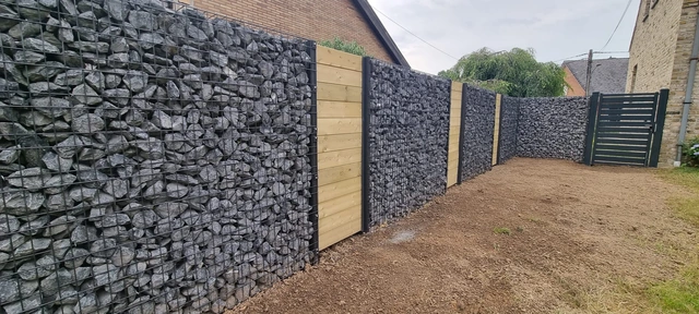Alternance de panneaux en bois et de gabions avec structure métallique anthracite