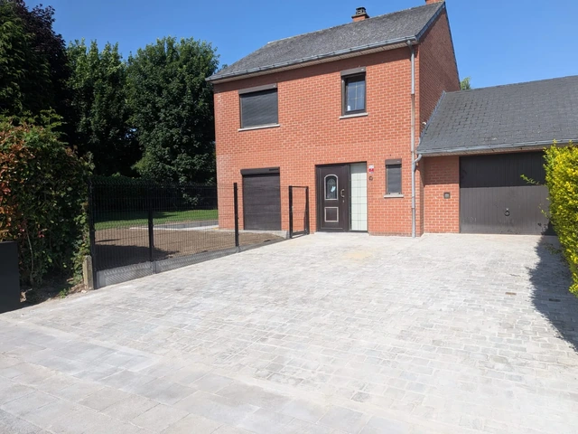 L’entrée de garage terminée en pavés Kandla.