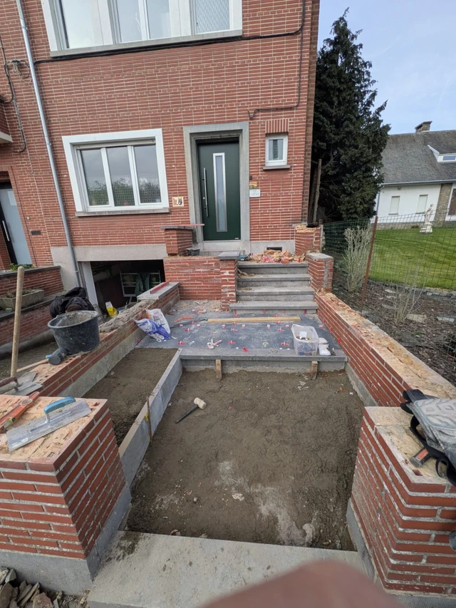 La préparation de la surface avant la pose du nouveau revêtement.
