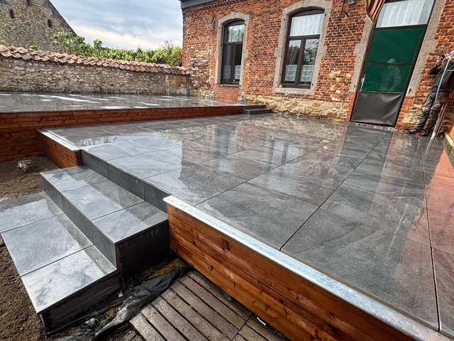 À Brugelette, une terrasse sur plots avec escalier et habillage en bois.