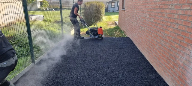 Le compactage de l’asphalte pendant le chantier.