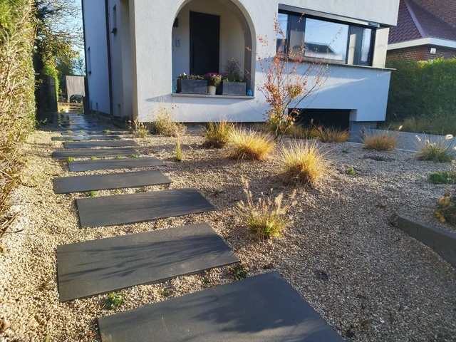 Le parterre minéral planté accompagne le chemin vers l’entrée.