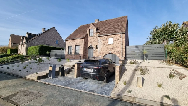 Les parterres encadrent les abords de la maison.