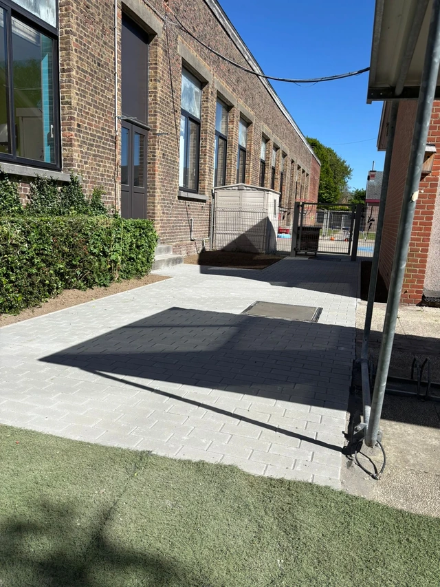 Les cheminements rénovés entre les bâtiments.