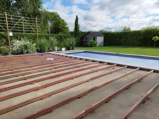 À Ath, la préparation de la structure d’une terrasse en bois autour de la piscine, avec l’aménagement du parterre et la plantation d’arbres palissés.