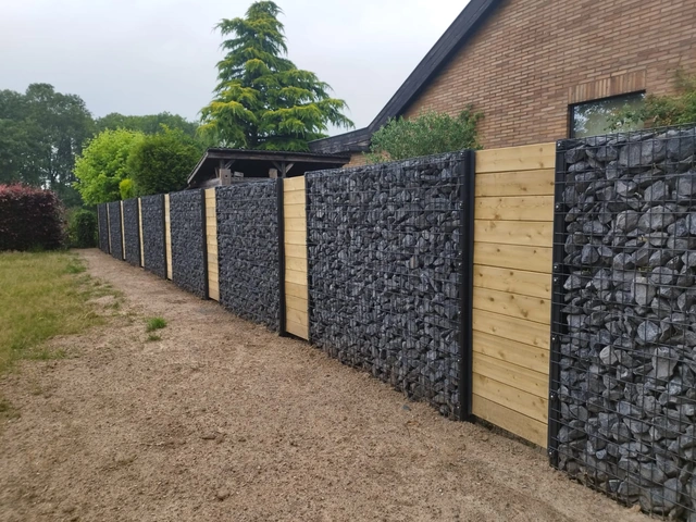 Clôture associant gabions et panneaux en bois, vue du premier plan