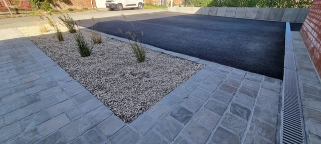 Le Kandla dessine les contours du parterre et la liaison avec l’asphalte.