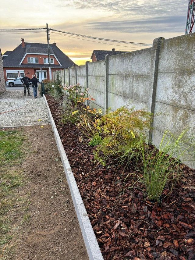 Un parterre pour habiller une palissade