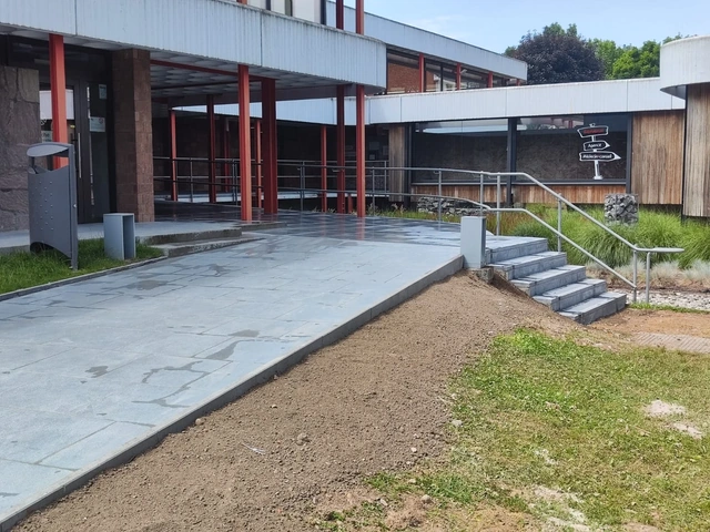 Vue des cheminements et des raccords aux accès du bâtiment.