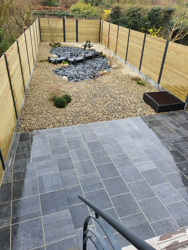 La terrasse en pierre bleue s’ouvre sur le petit jardin zen.