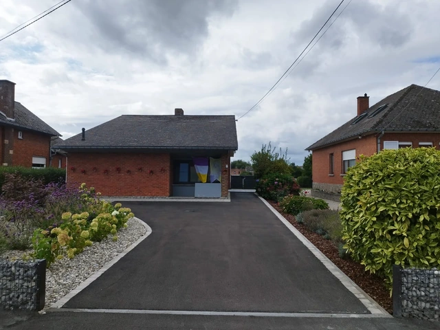Une vue dégagée sur le revêtement en asphalte devant la maison.