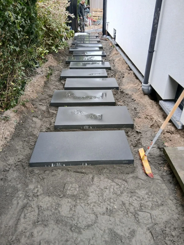 La mise en place des dalles pendant le chantier.