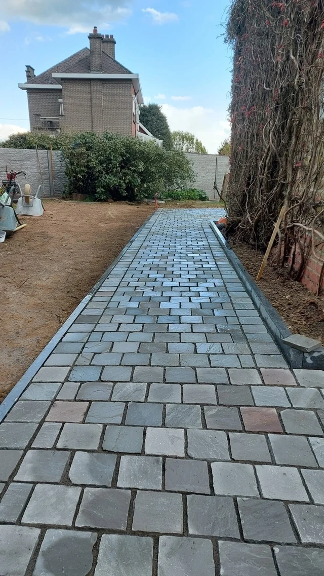 Le chemin en Kandla permet de circuler le long de la maison.