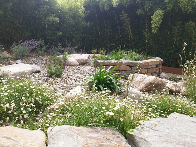 Les petites floraisons blanches accompagnent les murs en pierre sèche.