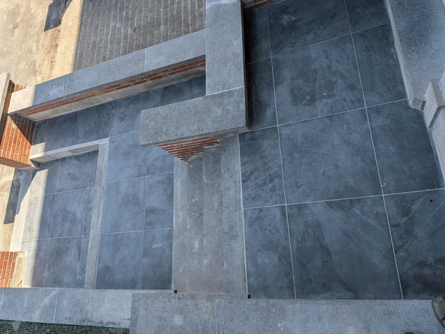 Détail de la céramique et des pierres bleues.