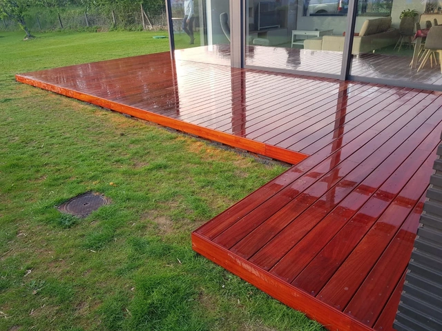 La terrasse en bois exotique accompagne les lignes de la maison moderne.