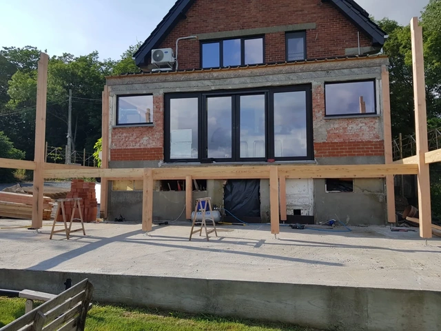 La structure de la terrasse en cours de réalisation devant la maison.