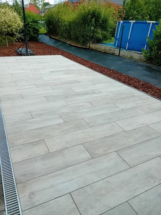 Le carrelage imitation parquet apporte une touche chaleureuse à ce petit espace.