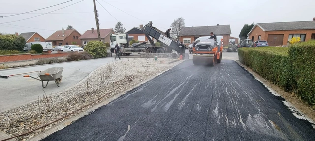Le passage du rouleau pour compacter l’enrobé.