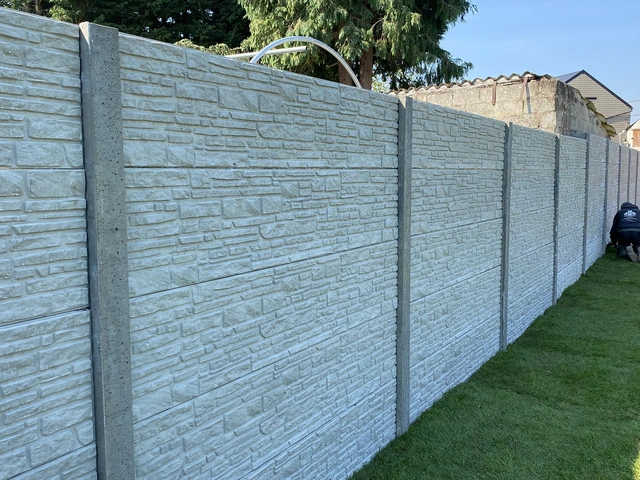 Clôture béton Montana avec poteaux et plaques décoratives en béton