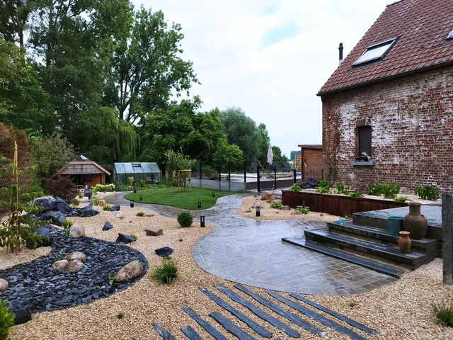Les courbes du jardin et leurs plantations.