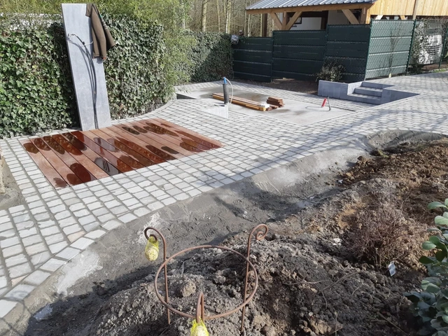 L’aménagement prêt pour le spa de nage, avec la terrasse et la pierre verticale pour la douche.