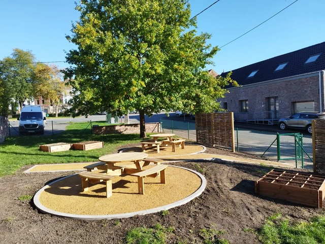 Vue d’ensemble des tables et des abords aménagés.