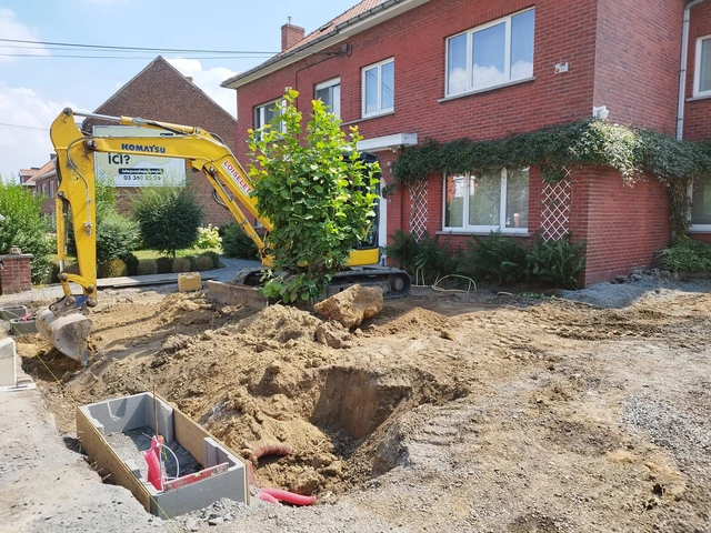 Pelleteuse préparant les abords d’une habitation et les futurs aménagements