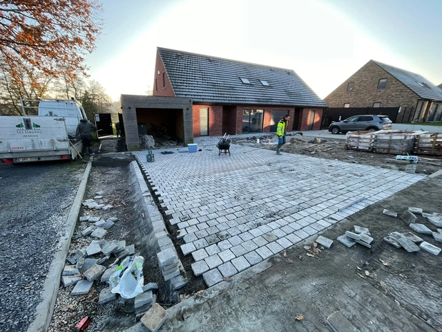 À Villers-Saint-Amand, une allée de garage et une devanture en Kandla, accompagnées d’un parterre.
