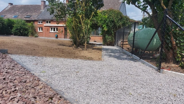À Bouvignies, nettoyage du terrain, pose de clôtures, création d’un sentier en gravier et préparation du sol pour accueillir la pelouse.