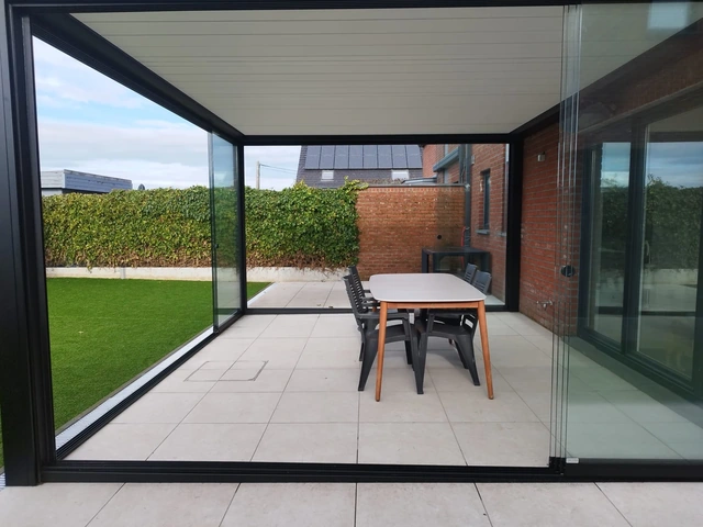 La terrasse préparée par nos soins sous la pergola vitrée.