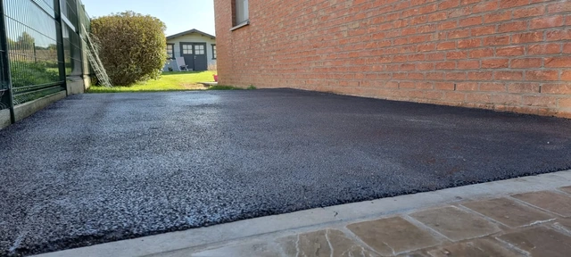Le parking latéral en asphalte après sa réalisation.