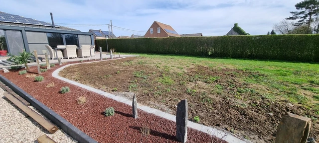 Lavandes, pennisetums et barres de schiste rythment les plantations.