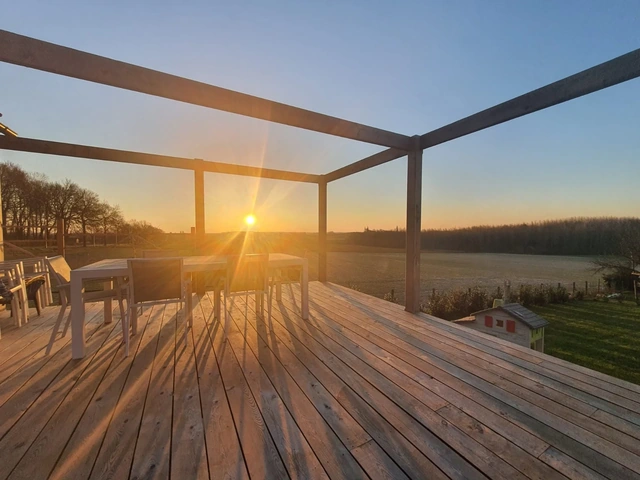 Une vue depuis la terrasse au soleil couchant.