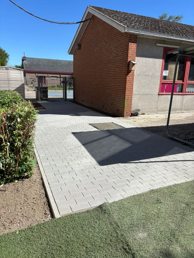 Les clinkers gris structurent les abords de la cour.