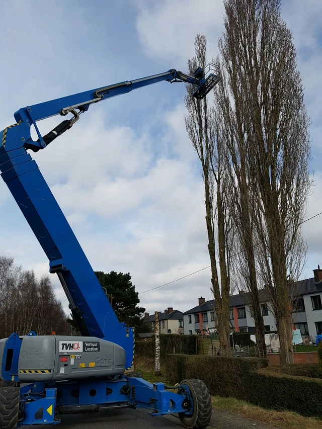Nacelle élévatrice déployée pour intervenir sur des arbres de grande hauteur