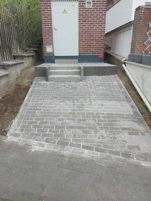 Une devanture en clinkers avec escalier, réalisée en sous-traitance pour une autre entreprise.