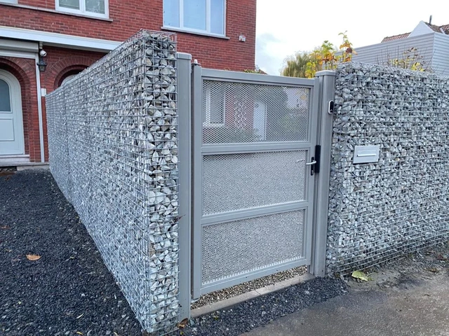 Portillon Kopal à trois panneaux perforés entre deux gabions