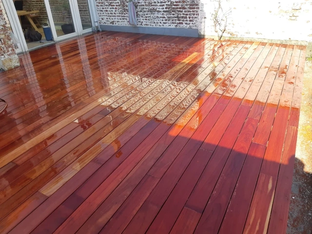 Au centre d’Ath, une terrasse en bois aux teintes chaleureuses.