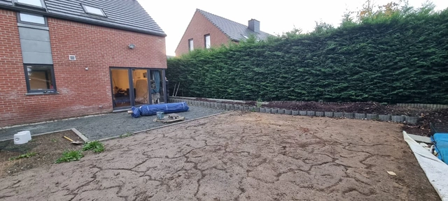 Avant : le jardin au début du chantier, avant son réaménagement complet.