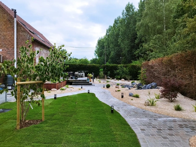 La pelouse en rouleau borde les allées du jardin.